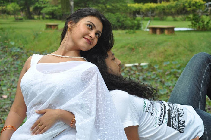 Hot Tamil Actress in White Saree Photos film pics